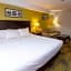Comfort Hotel & Suites