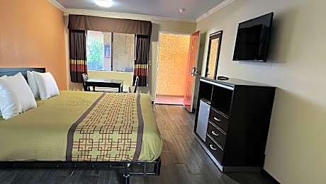 1 King Bed Smoking