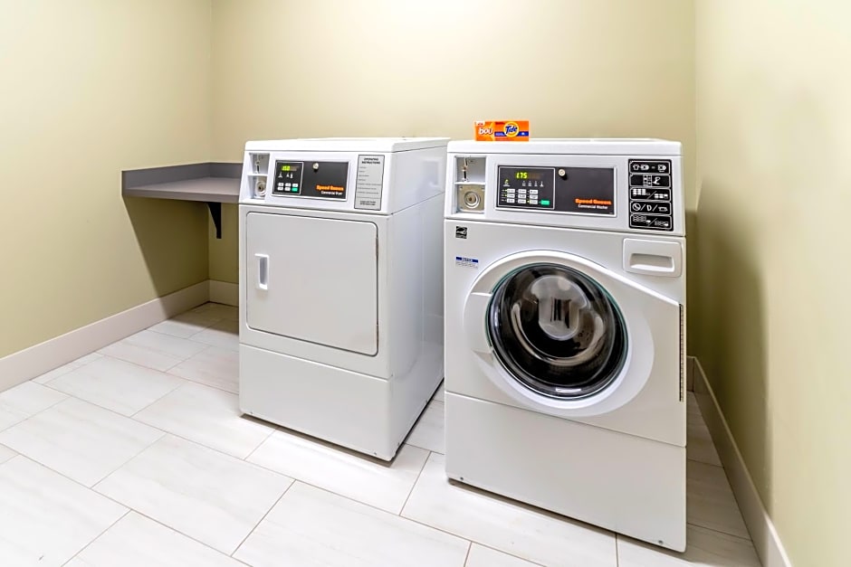 Holiday Inn Express & Suites Milwaukee - West Allis By IHG