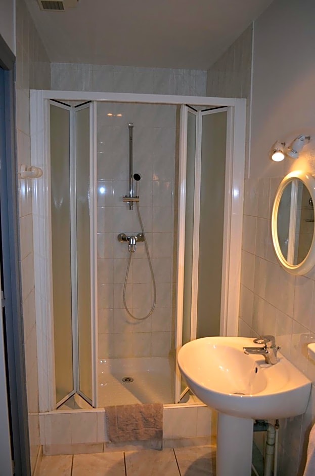 Double Room with Private Bathroom — 11 fotoğraftan 1. fotoğraf