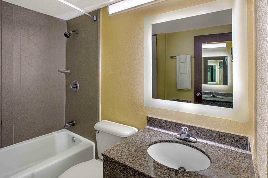 Howard Johnson by Wyndham Oklahoma City OKC Airport, Fairgrounds, I40