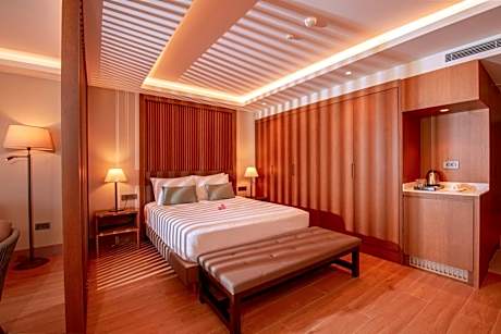 King Suite with Pool View