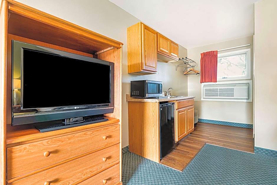 Super 8 by Wyndham Lake George/Downtown