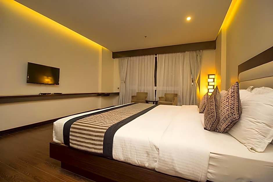 Summit Montana Suites & Spa at Mall