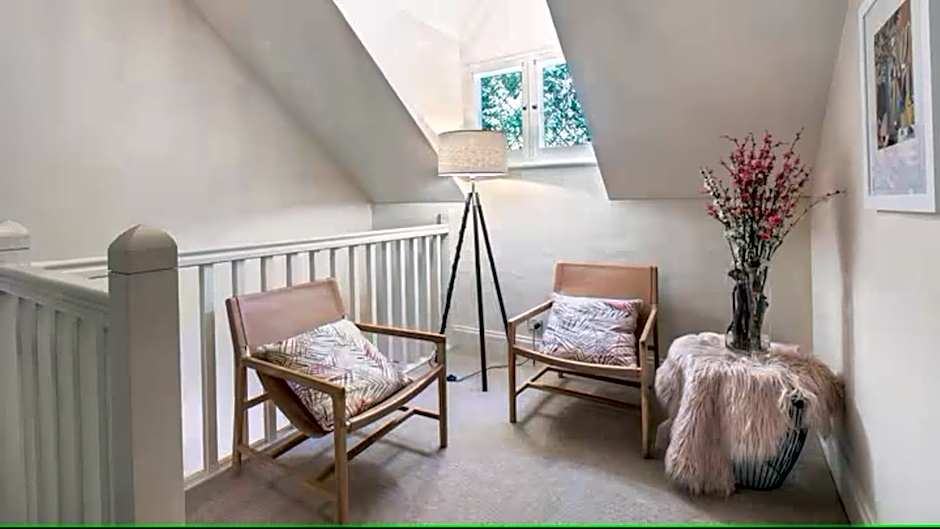 FROGWELL HOLLOW immerse into an idyllic fairytale