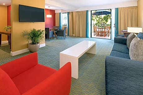 Cabana King Suite with Spa Bath- Non-Smoking