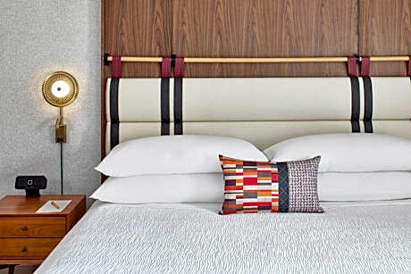 King Room with Bath Tub - Mobility Accessible