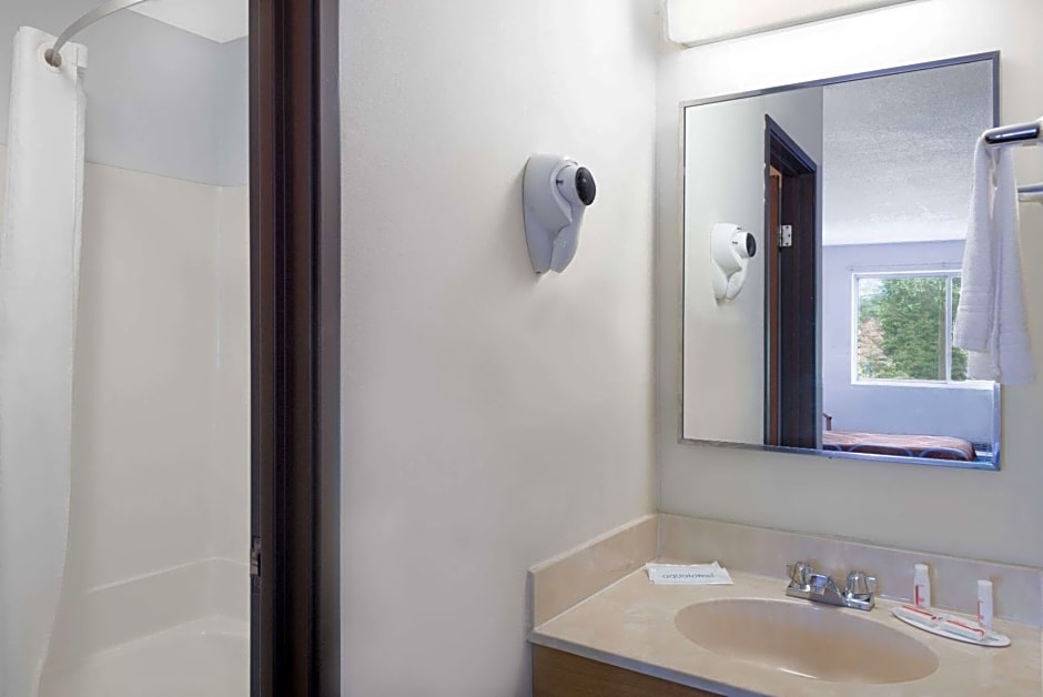 Super 8 by Wyndham Kingston