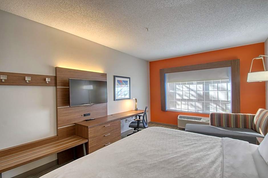 Holiday Inn Express Hotel & Suites Oshkosh - State Route 41 By IHG