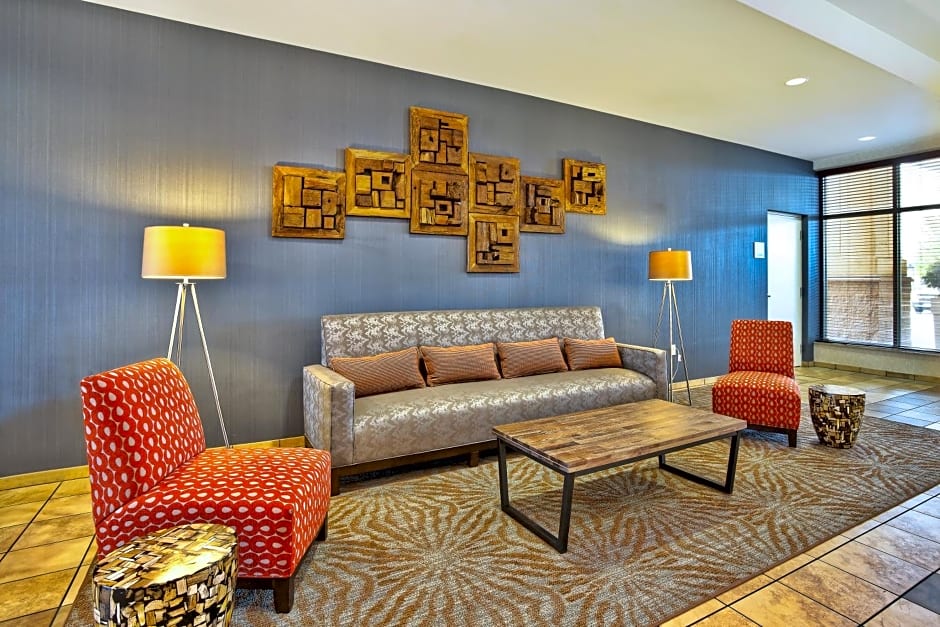 Holiday Inn & Suites Green Bay Stadium, an IHG Hotel