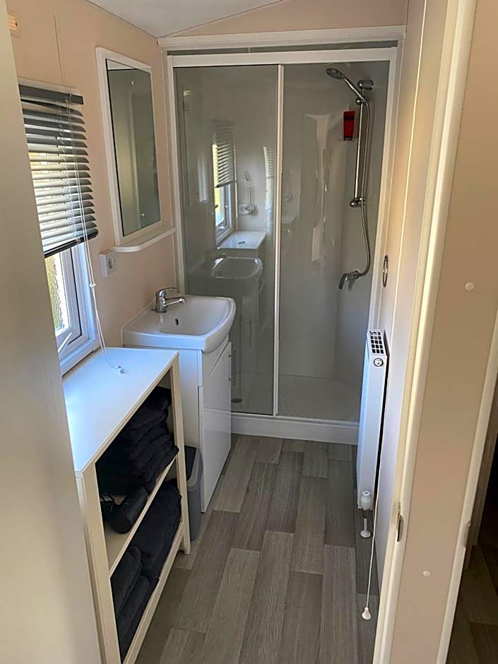 Mooi chalet in havenplaatsje op fietsafstand van het strand bij Ouddorp