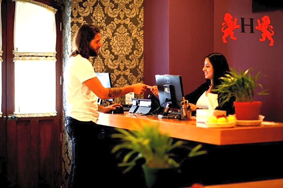 Hotel Leones
