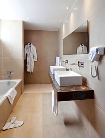 Family Suite (2 Adults + 3 Children)