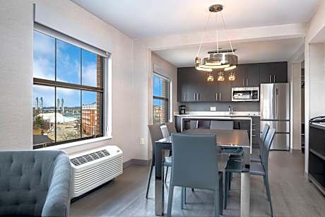 Larger Guest room, 1 King, Sofa bed, Corner room