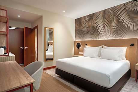 Standard Queen Room with Partial City View