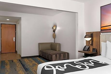 1 King Bed Deluxe Room Non-Smoking