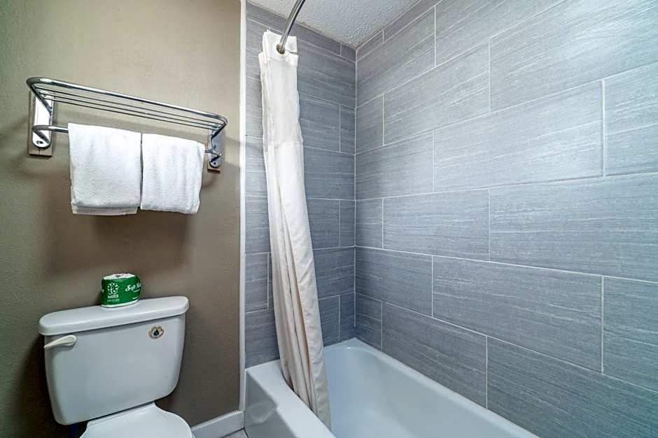 Deluxe Inn & Suites By OYO Miami OK