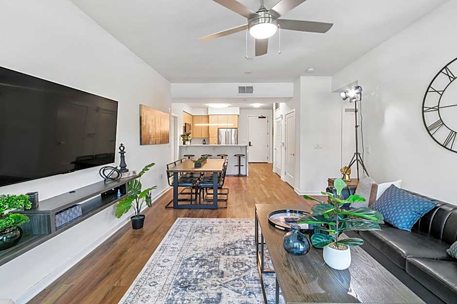 Beverly Grove Chic City Oasis 2 BR Apt with Den 138