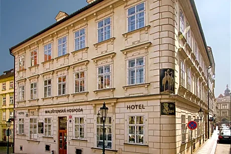 Hotel Three Storks