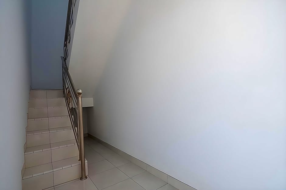 RedDoorz Plus near Alun Alun Kuningan