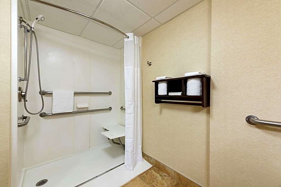 Hampton Inn By Hilton And Suites Cleveland-Airport/Middleburg Heights