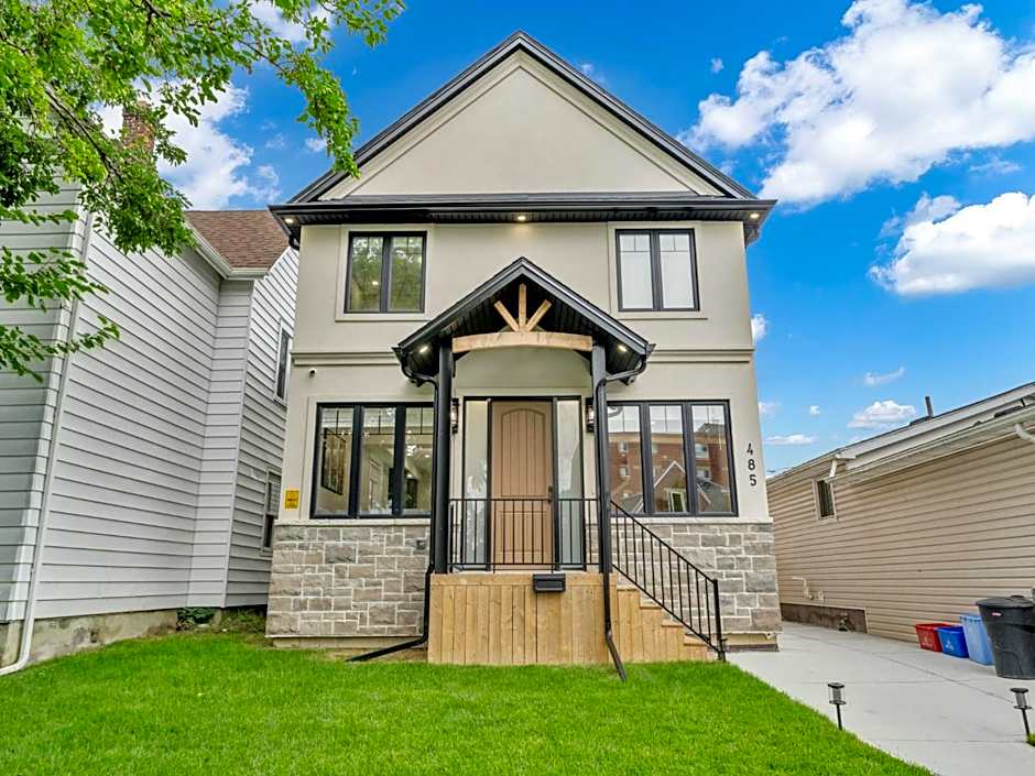 Stylish 2-Bedroom Apartment In Downtown Windsor