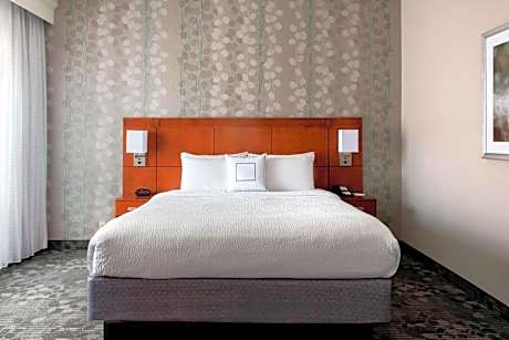 Mobility/Hearing Accessible Deluxe King Tub