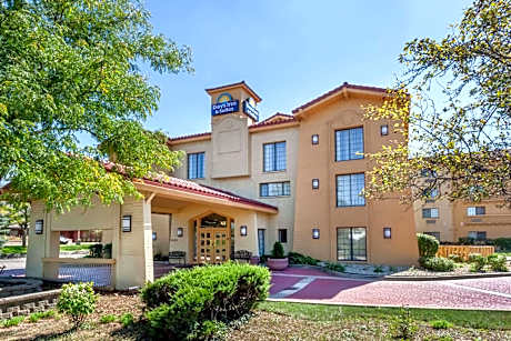 Days Inn & Suites by Wyndham Arlington Heights