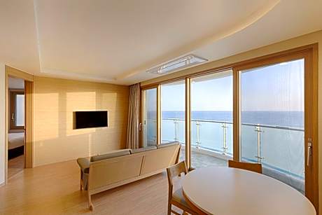 Resort Suite - Kitchen, Panoramic View, Bed
