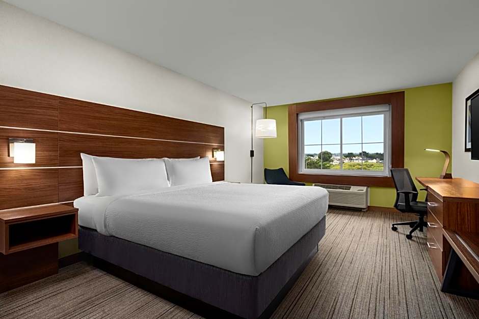 Holiday Inn Express Hotel & Suites Marina by IHG