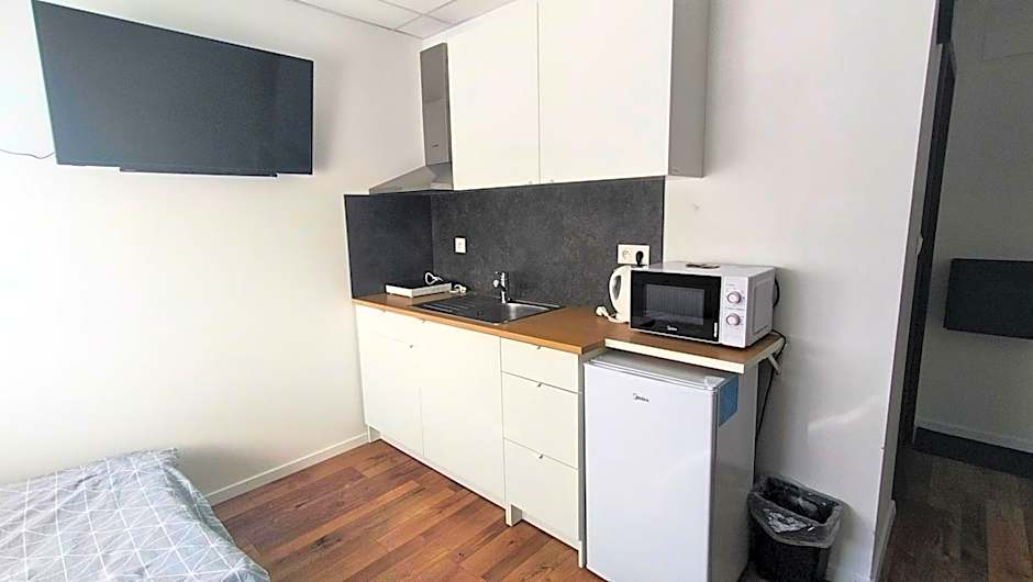 Dimael Hostel & Apartments