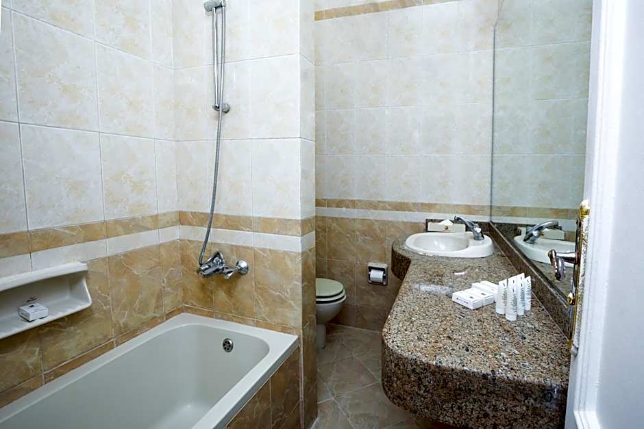 Golden Lake Marina Hotel