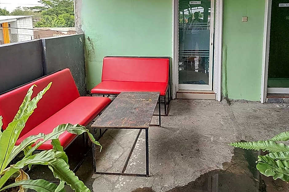 Icha Homestay near Terminal Purabaya Madiun