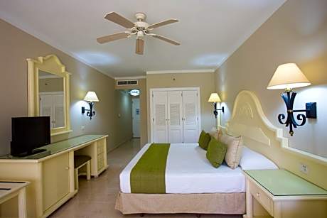 Junior Suite Superior Ocean Front (3 Adults + 1 Child)