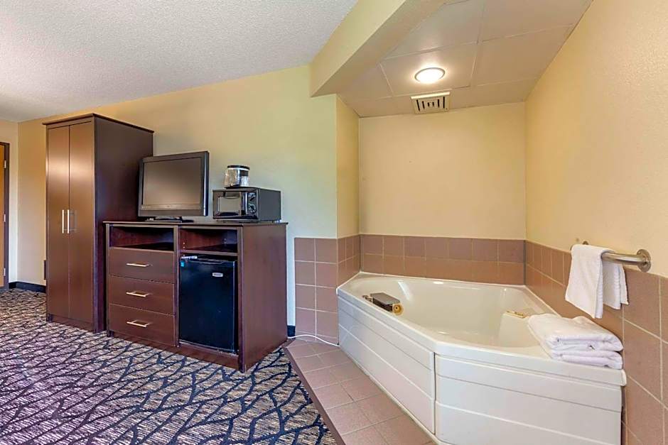 Quality Inn Oshkosh Aviation Park