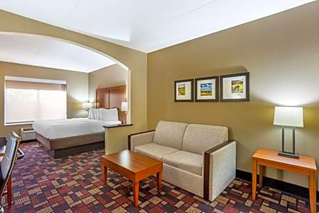 King Suite with Bath Tub, Sofa Bed and Spa Bath - Disability Access/Non-Smoking