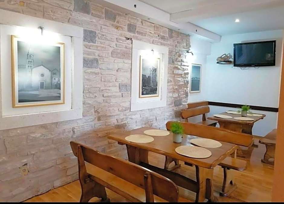 Apartments and pansion M&R