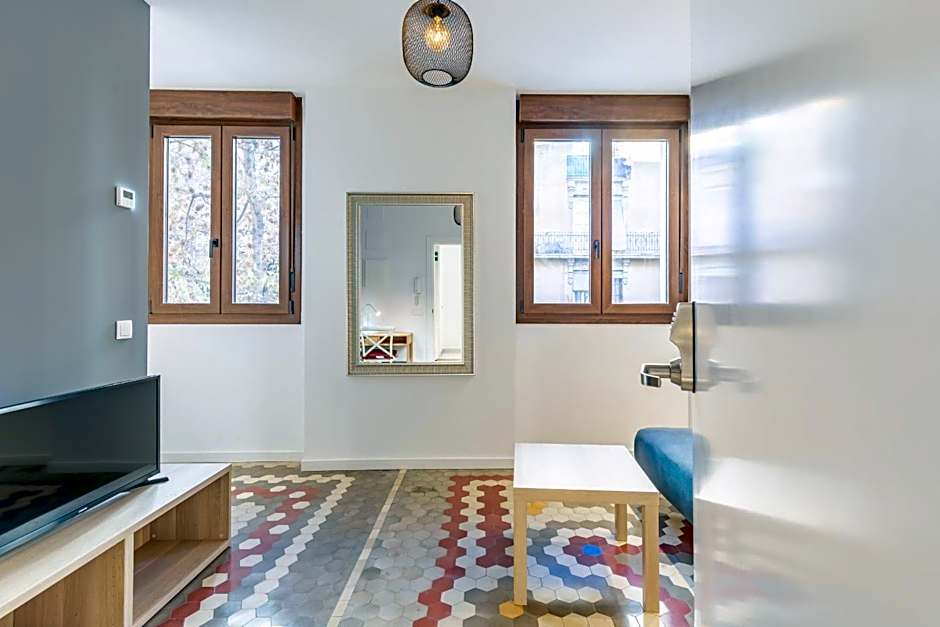 Apt with Antique Floor & lots of Sun Light