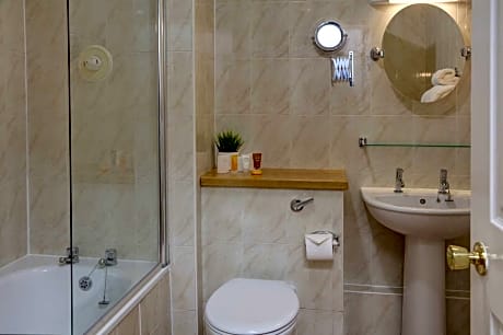 Lodge - 3 Double Beds Non-Smoking Three Bedrooms Convertible Into Two Twin Beds