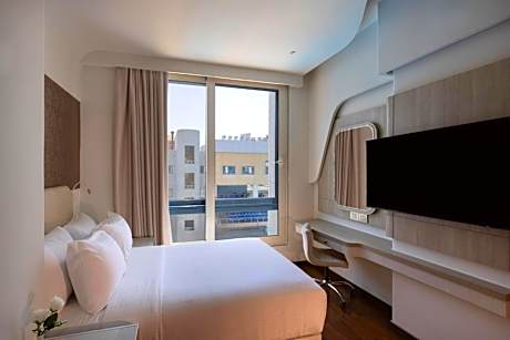 Standard King Room with Pool View - Mobility Accessible