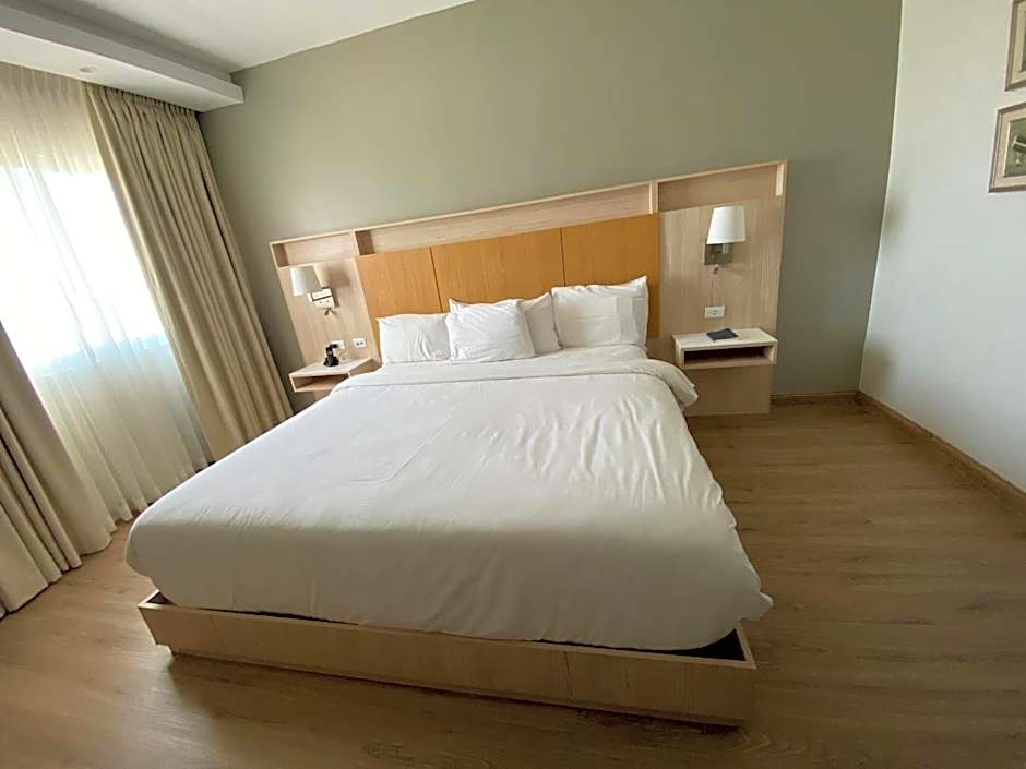 Photo 1 of 5 of Executive 1 King Bed