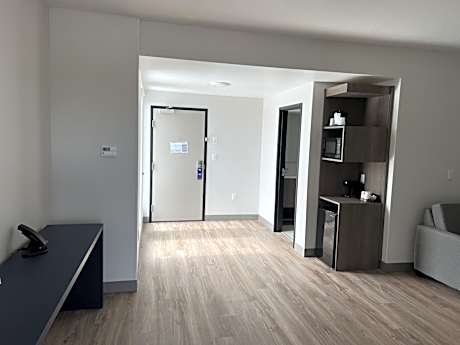 One Room Suite with Roll-In Shower - Disability Access/Non Smoking