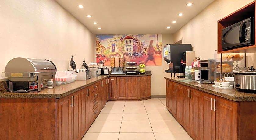 Travelodge by Wyndham Oshawa Whitby