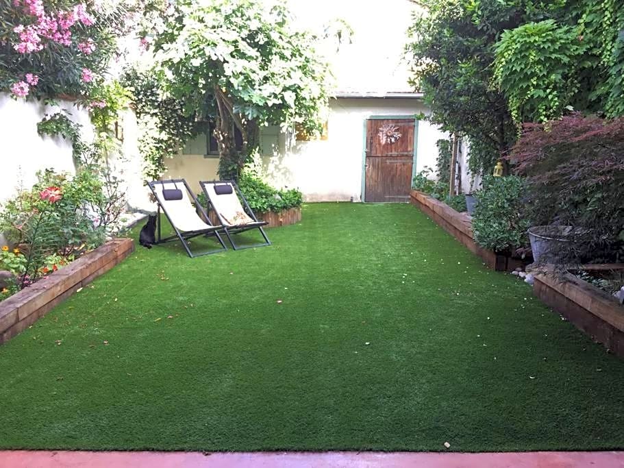 Au Petit Bonheur – Talence, FL
