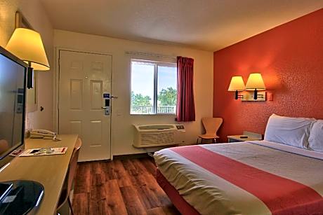 1 Queen Bed | Mini Fridge, Smoking
