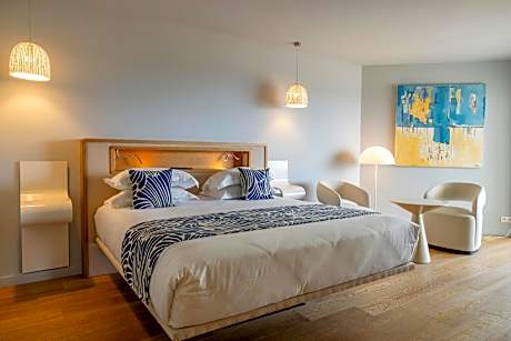Junior Suite with a double bed or 2 single beds, view of the sea and pool