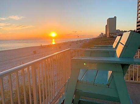 COUPLES GETAWAY, HONEYMOON SWEET, Perfectly Cozy Beach Front Condo with kitchen, pool, free parking,CHECK-IN AT DOOR