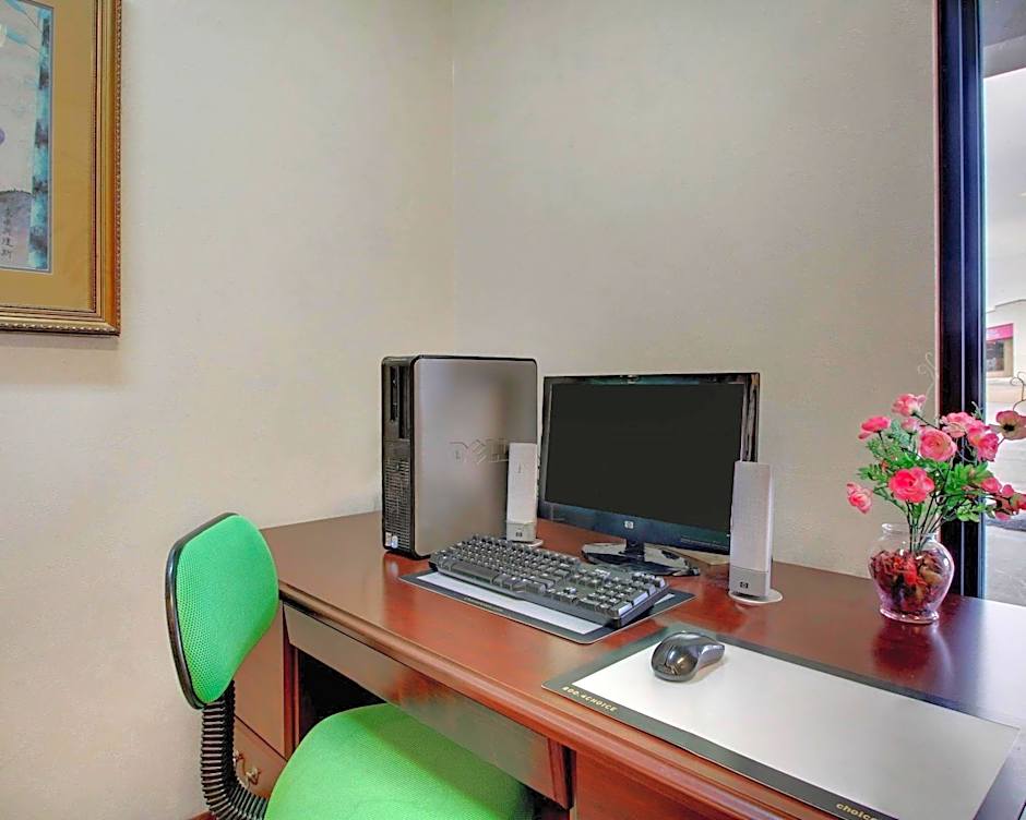 Quality Inn & Suites Clinton - Jackson West