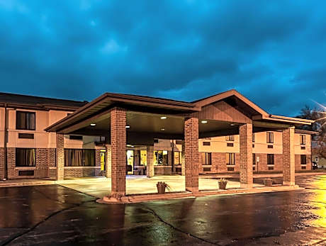 Econo Lodge Inn & Suites