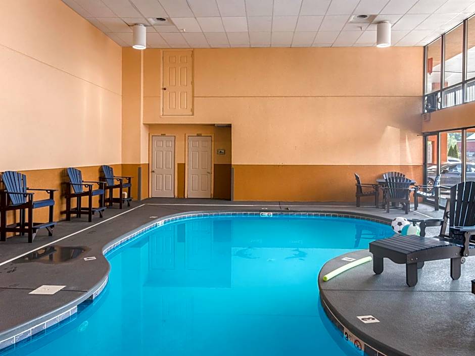 Mountain Vista Inn & Suites - Walking Distance to the Island